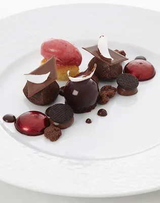 Dessert à l'assiette à la noix de coco, chocolat et griottes