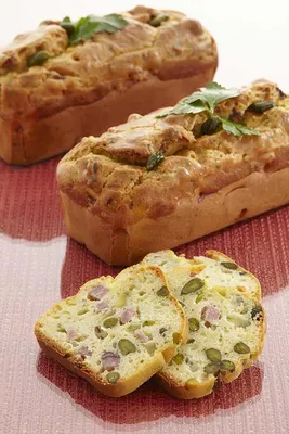 Cake lyonnais à la pistache et au saucisson lyonnais cuit