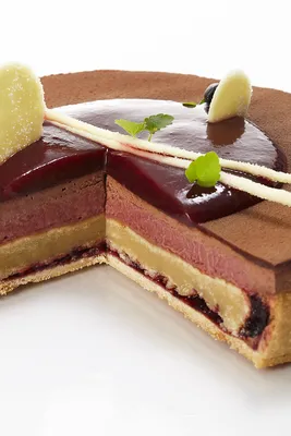 Tarte sablée, confit cerise noire et mousse chocolat blanc